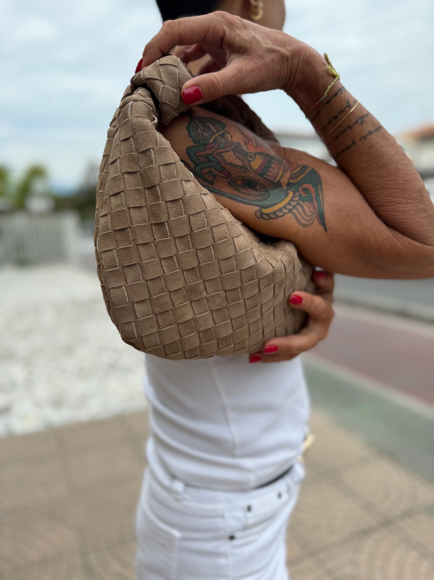 La nodino intrecciata suede