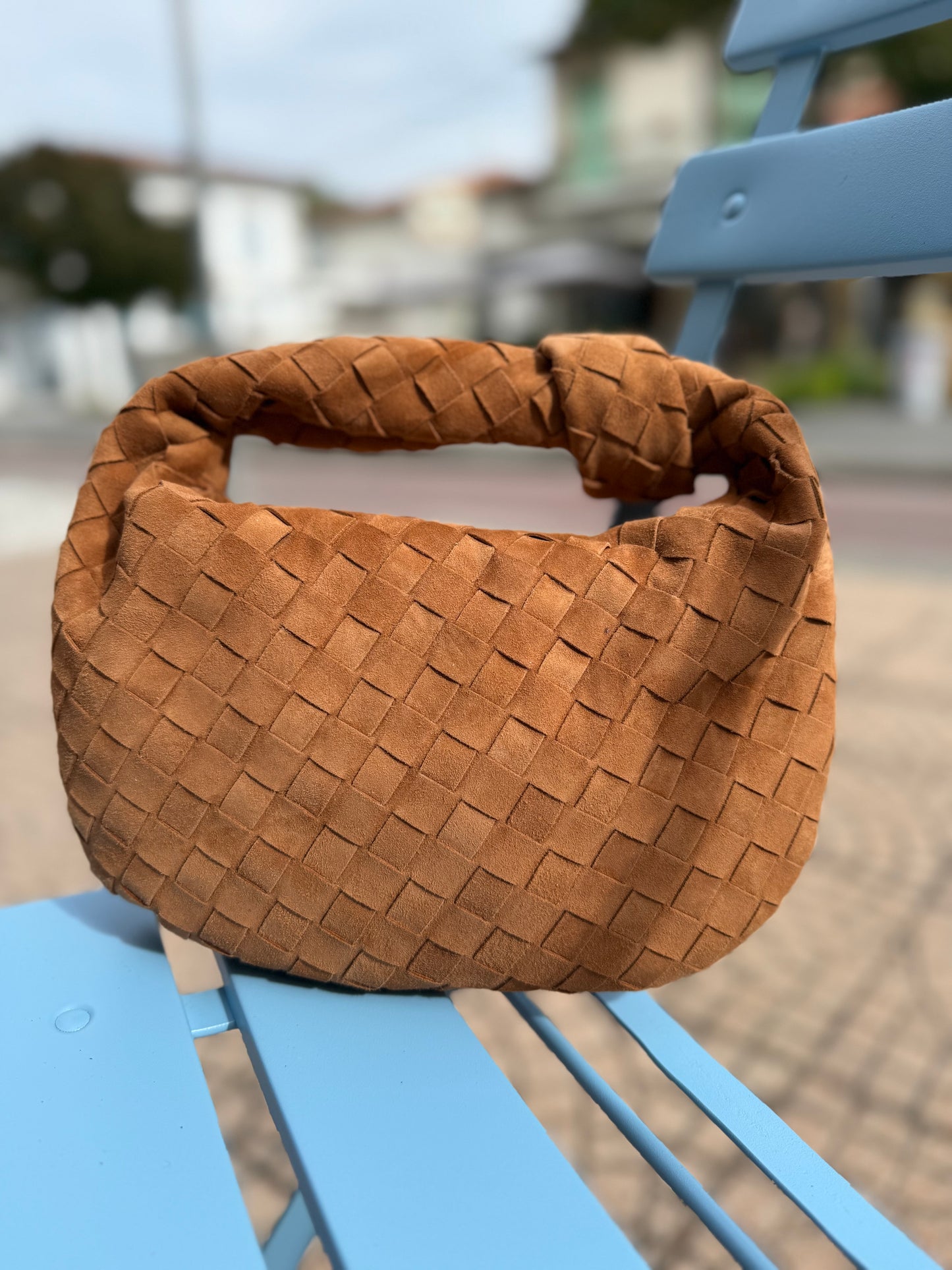 La nodino intrecciata suede