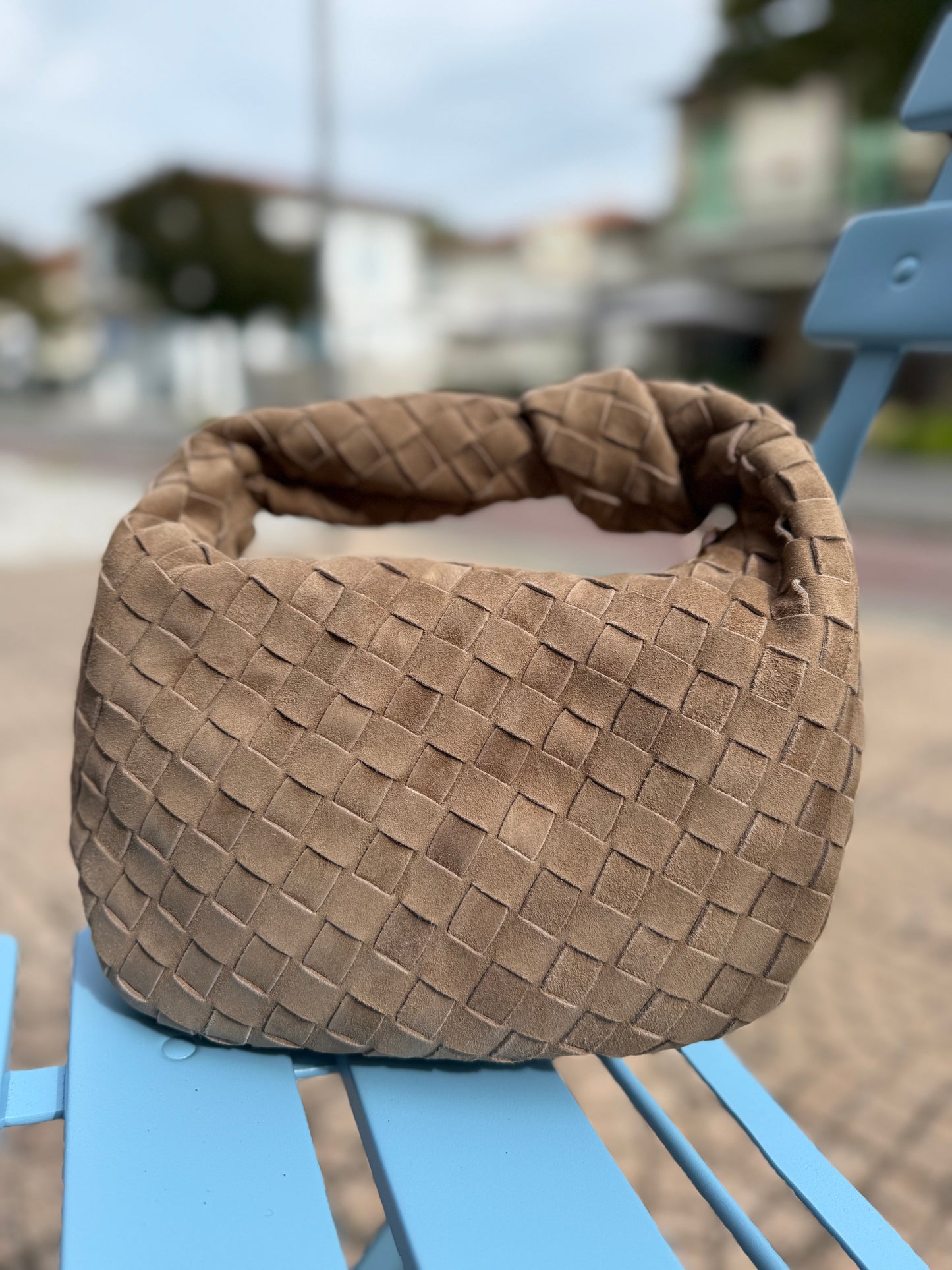 La nodino intrecciata suede