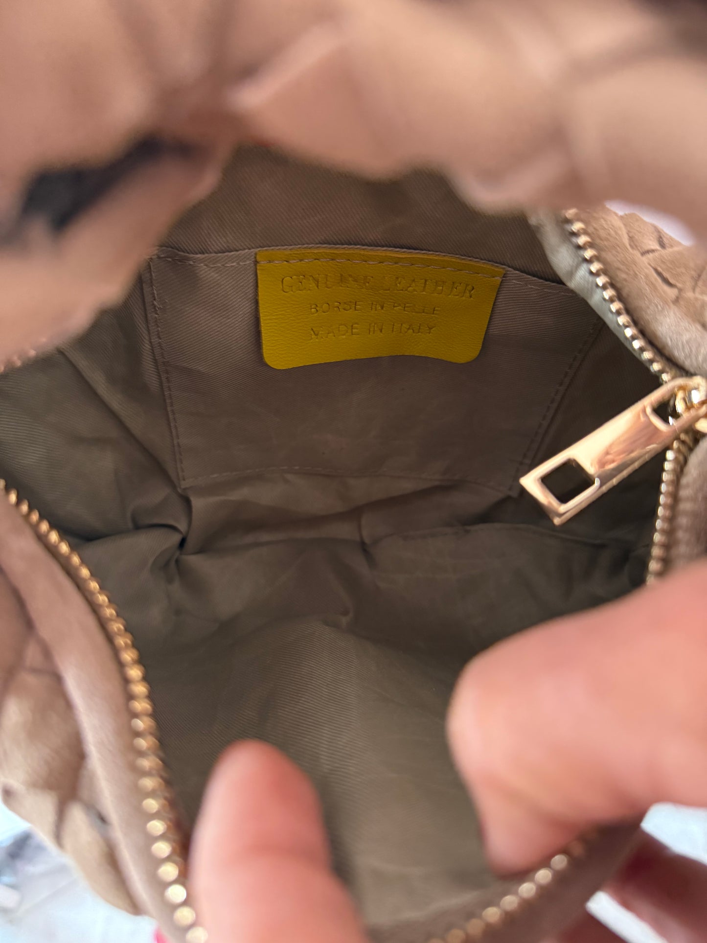 La nodino intrecciata suede