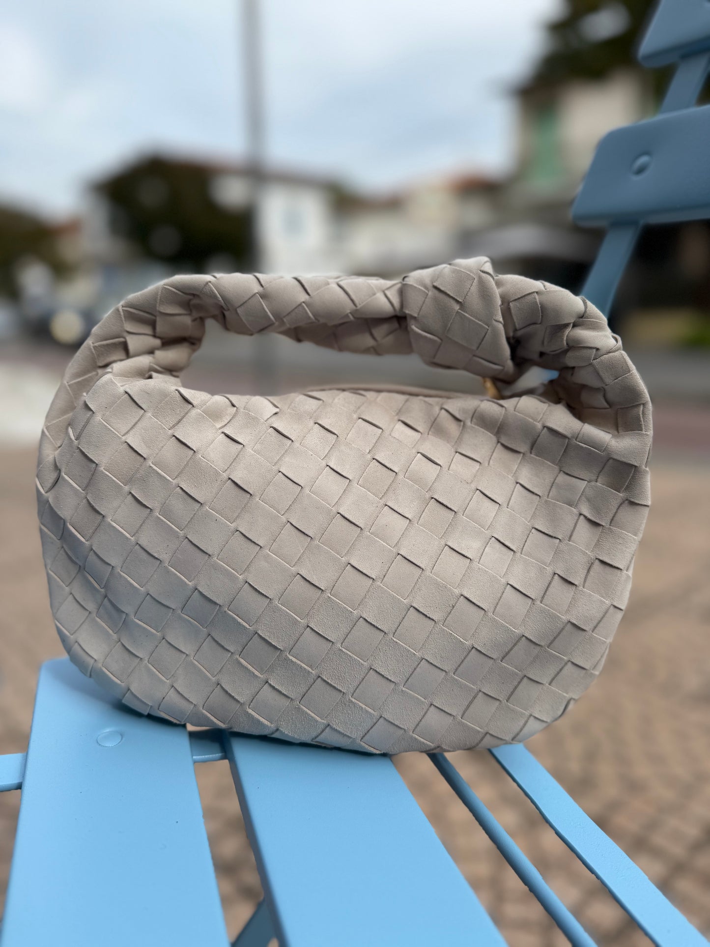 La nodino intrecciata suede
