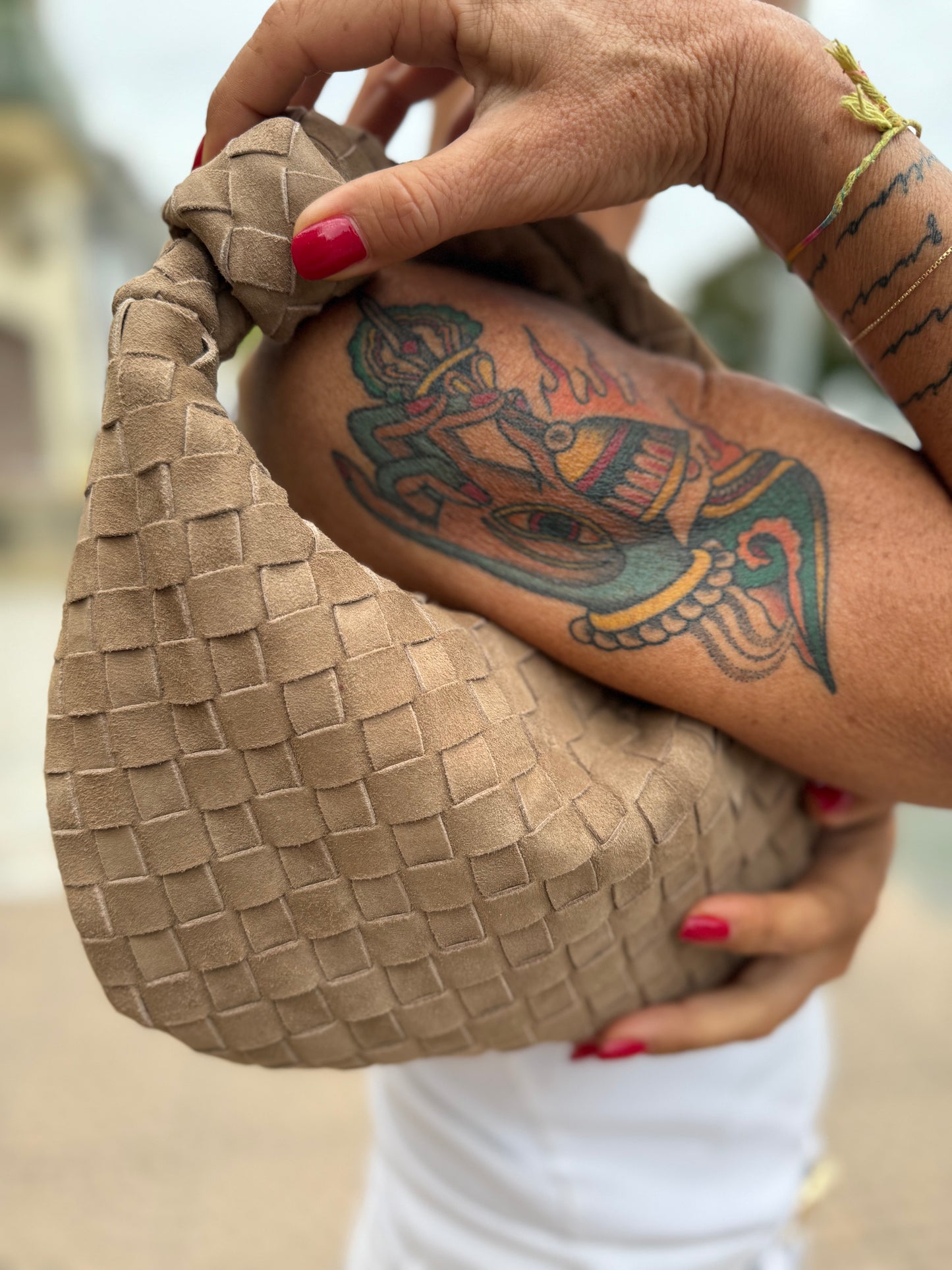 La nodino intrecciata suede