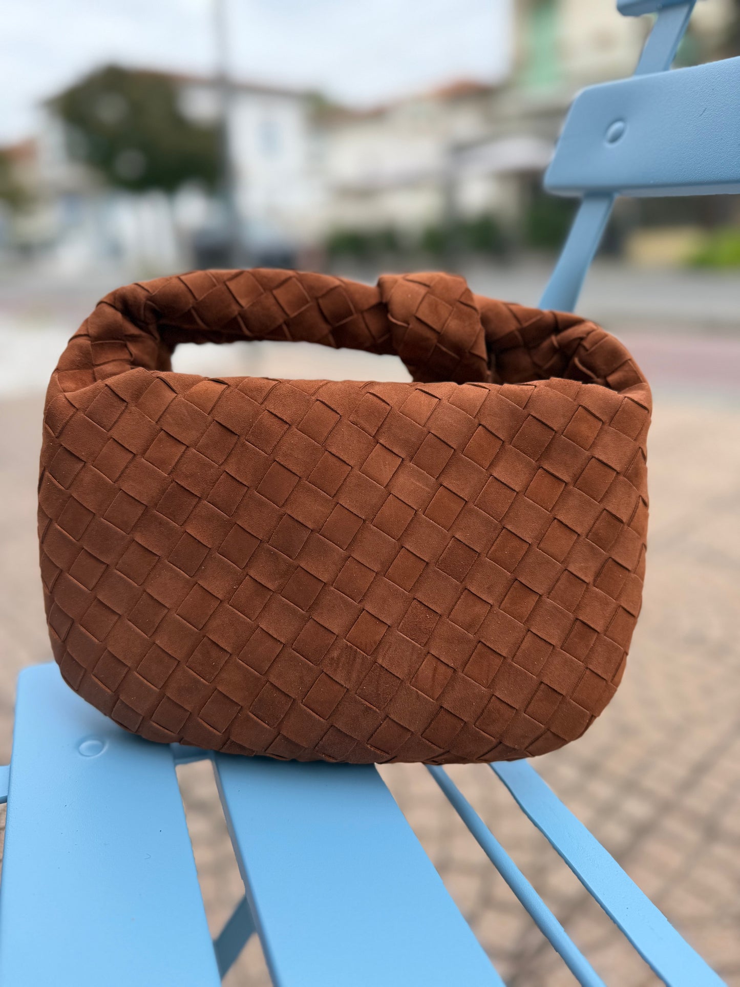 La nodino intrecciata suede