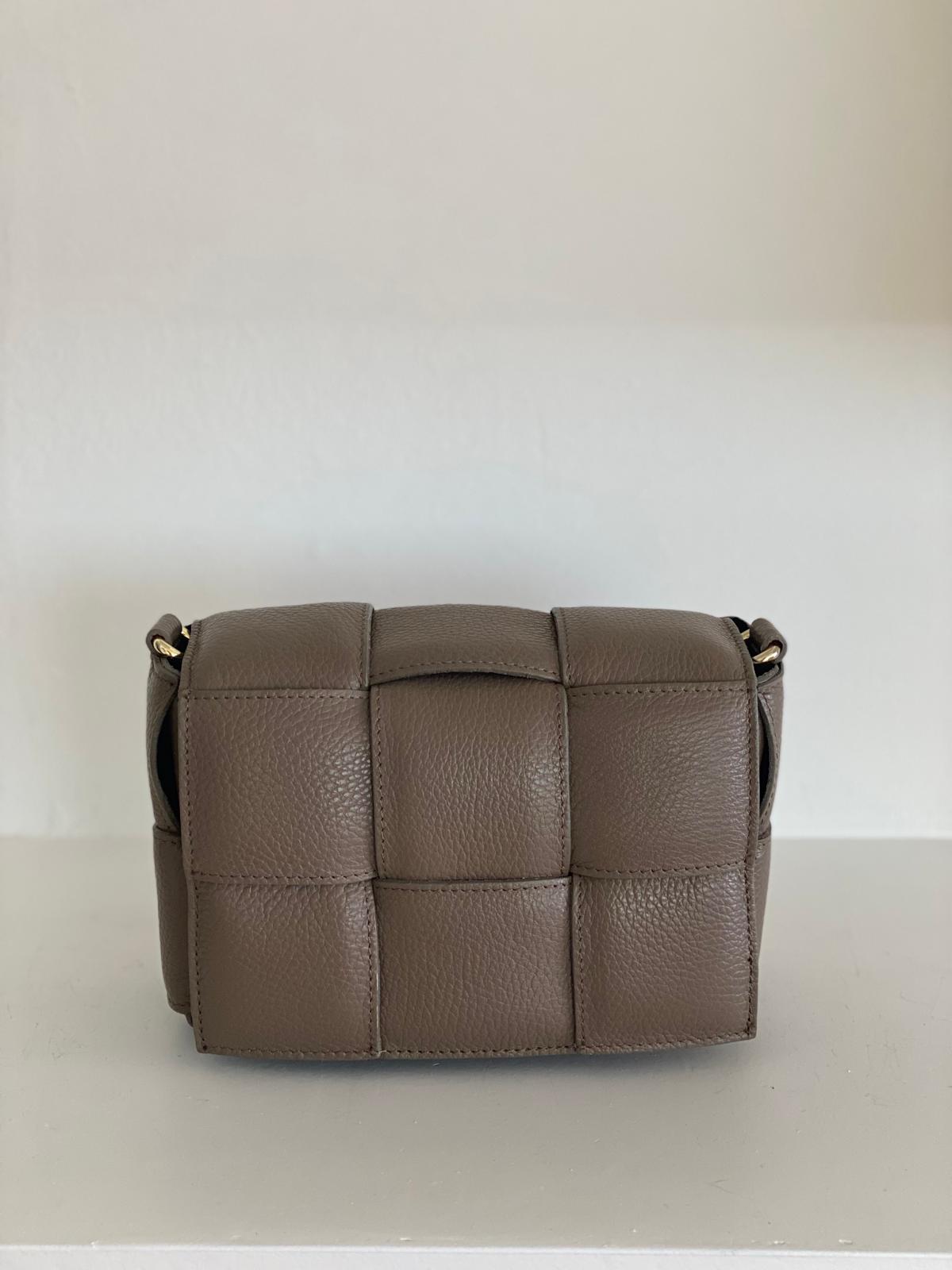 L'intrecciata in pelle