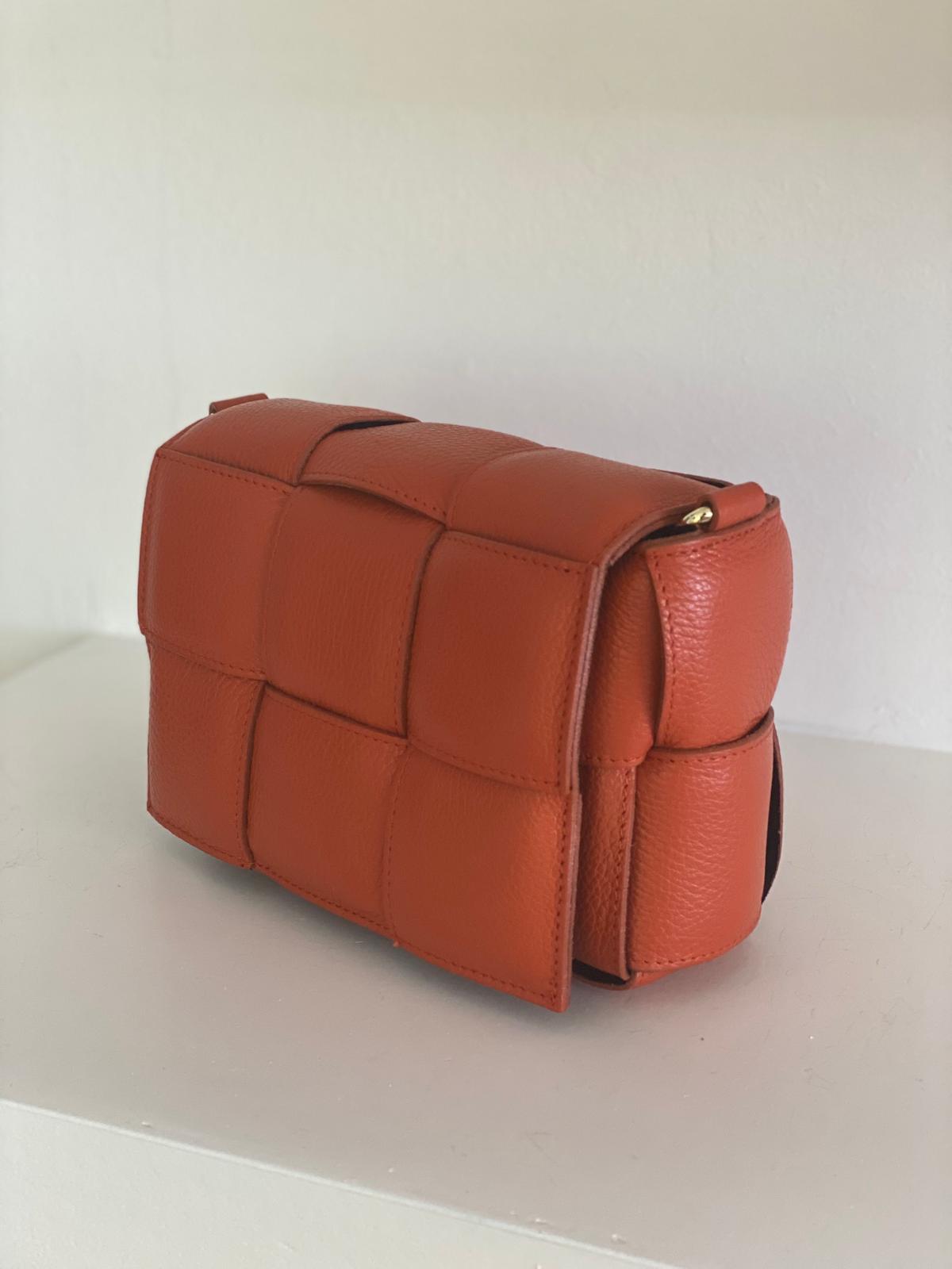 L'intrecciata in pelle