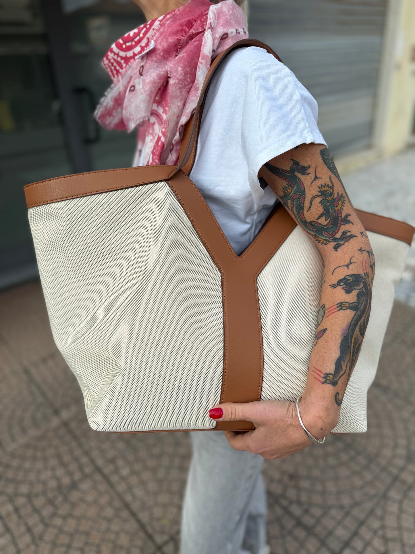 V bag in canvas