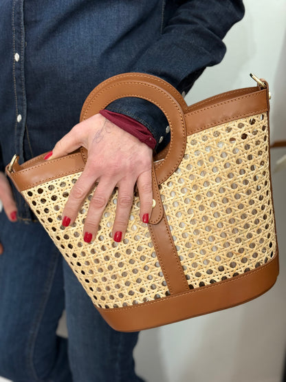 La O bag in paglia