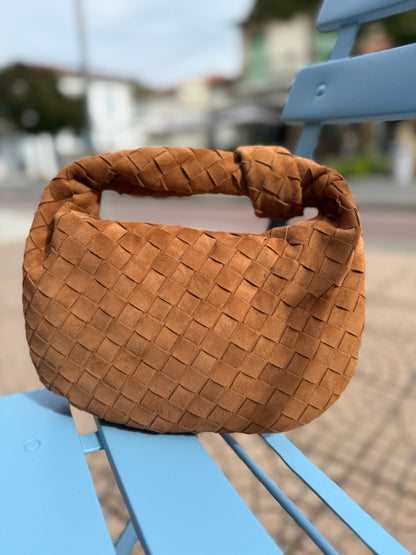 La nodino intrecciata suede