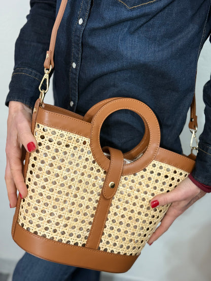 La O bag in paglia