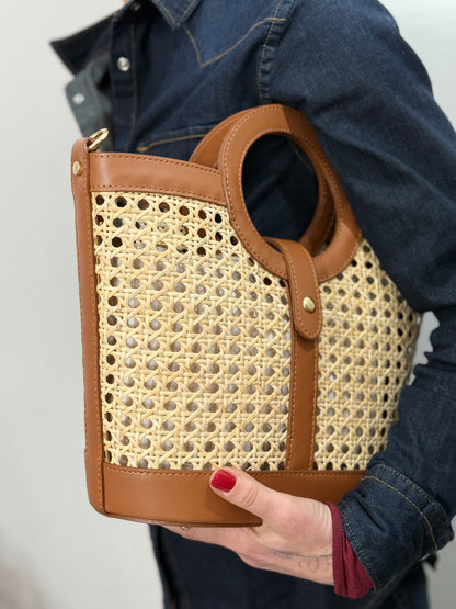 La O bag in paglia