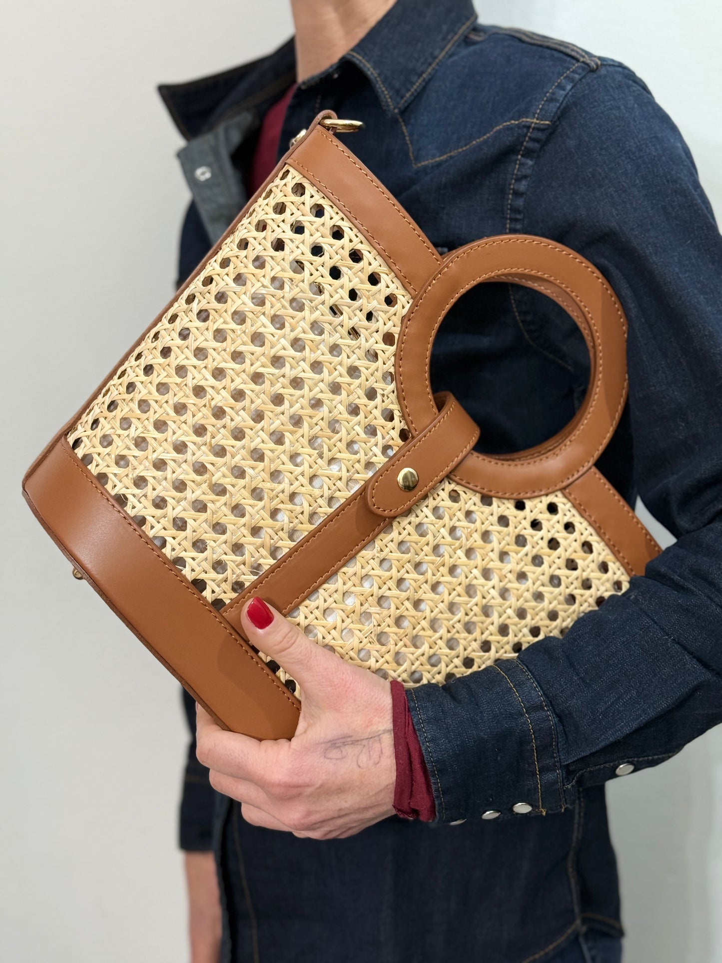 La O bag in paglia