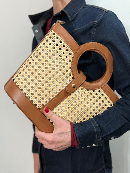 La O bag in paglia