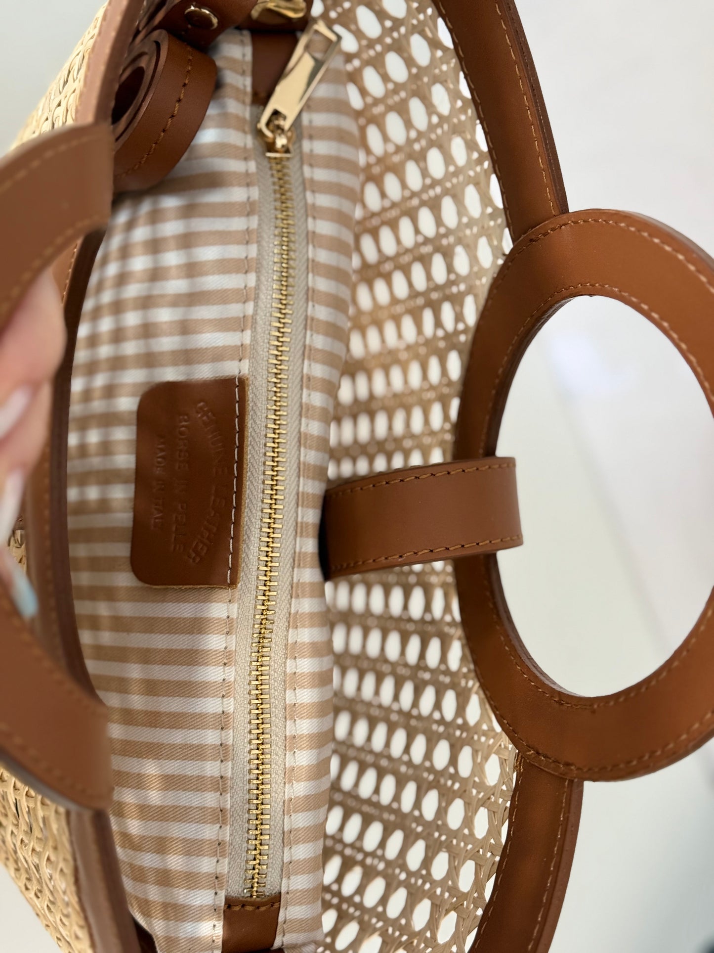 La O bag in paglia