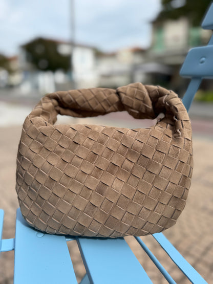 La nodino intrecciata suede