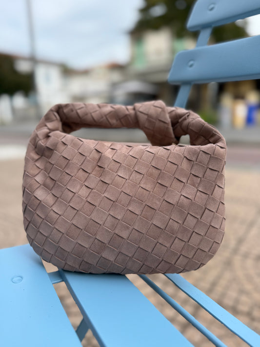 La nodino intrecciata suede