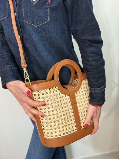 La O bag in paglia